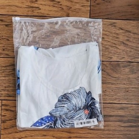 NWT Stylish Beautiful Delicate Print Top - Picture 7 of 8